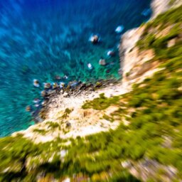 Ein verschwommenes Bild einer Küste von einem Hügel aus gesehen, dass das Gefühl von Schwindel darstellen soll